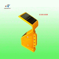 太阳能轮廓标护栏灯波形护栏警示灯图片